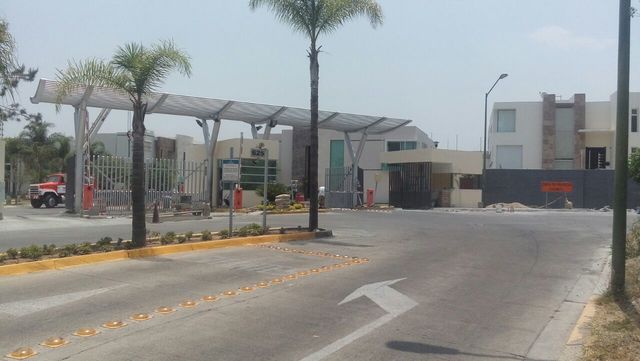 INSTALACION DE BARRERA  VEHICULARES  FAAC ,  CON  CONTROL DE ACCESO DE TAG Y DE RIESGO PARA VISITANTES VEHICULAR Y PEATON EN PARQUES VIRREYES EN ZAPOPAN, JALISCO.