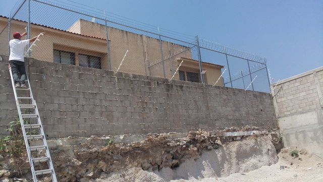 Despues de instalar una cerca electrificada en fraccionamiento Privanza en tlajomulco