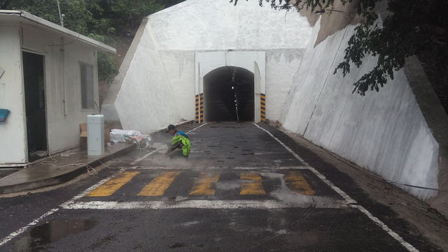 Instalando una barrera vehicular en  CFE ´por IMESEI