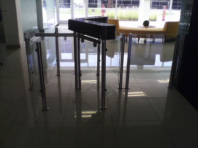 TORNIQUETE DE MEDIO CUERPO DE CRISTAL INSTALADO EN CONTINENTAL GDL