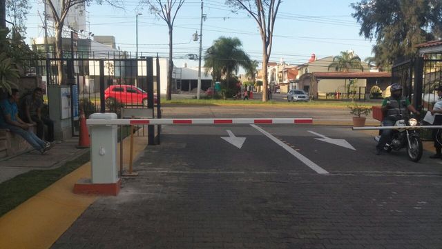 INSTALACION DE BARRERA VEHICULAR