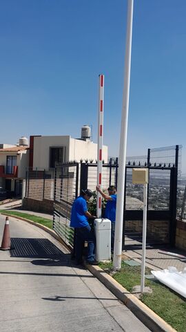 Instalación de brazo con tira led para barrera vehicular onetech