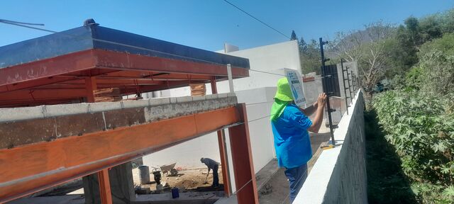 LETRERO DE ALTO VOLTAJE EN CERCA ELECTRIFICADA