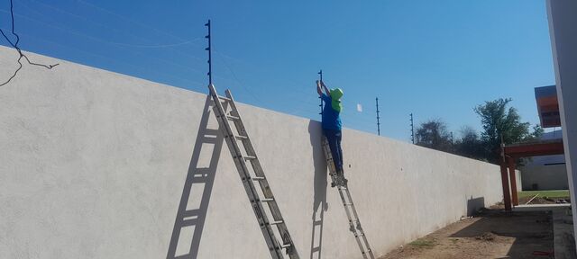 INSTALACION DE POSTE DE ESQUINA PARA CERCO ELECTRICO
