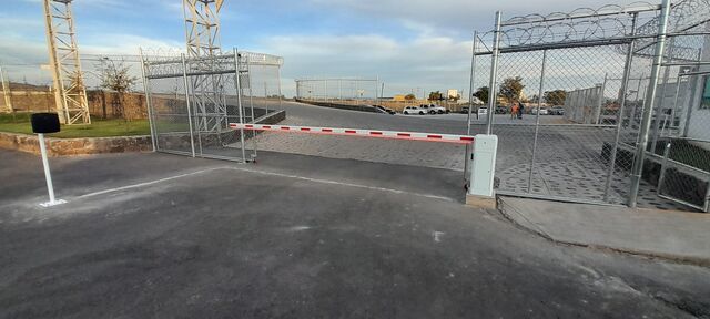 BARRERA VEHICULAR CON TIRA LED