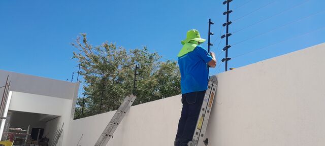 INSTALACION DE POSTE DE PASO PARA CERCO ELECTRICO