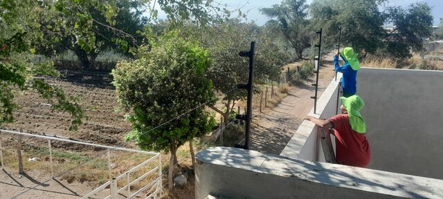 MONTAJE DE ALAMBRE GALVANIZADO PARA PUENTEO EN CERCO ELECTRICO